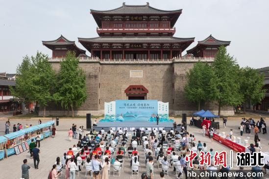 2025年“书香溢襄阳”全民阅读系列活动在昭明台广场举行。吴肖 摄