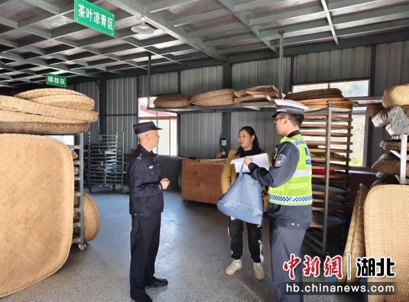 竹溪县公安局汇湾派出所民警走访制茶企业。