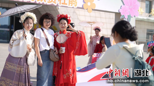 麻城北站和麻城工务段安排志愿者服务旅客。贺勇 摄