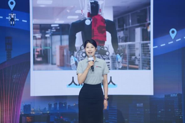 华工科技员工孟甜甜邀请市民朋友们走进“支点建设”的科创热土。长江网记者彭年 摄