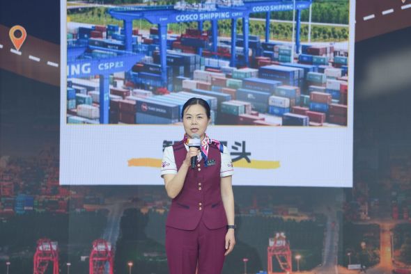 全国劳动模范、武汉地铁2号线汉口火车站中心站长姚婕带领大家走进“支点建设”的开放枢纽。长江网记者彭年 摄
