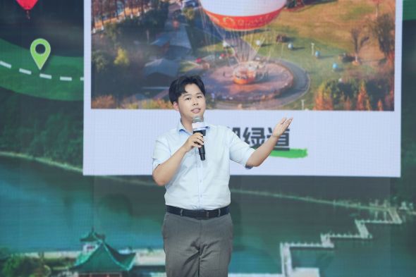 东湖风景区讲解员袁哲带大家走进“支点建设”的生态高地。长江网记者彭年 摄