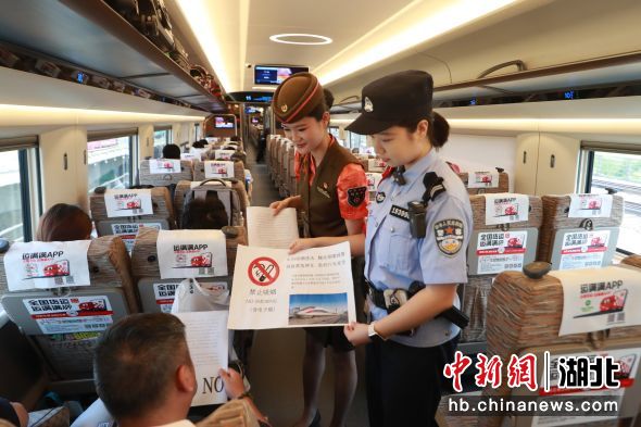 世界无烟日到来之际，武汉铁路公安处组织民警会同乘务员在高铁上开展无烟宣传活动， 旨在提高旅客尤其是青少年群体对烟草危害的认识，强化高铁禁烟意识，共同营造健康、安全的出行环境。 (11