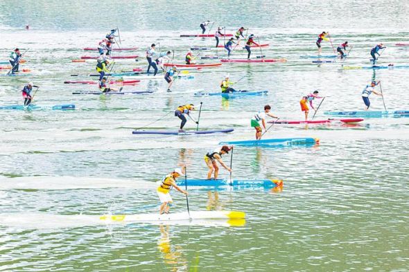6月10日，2024汉江湾桨板马拉松公开赛在武汉市硚口区汉江湾体育公园开赛，全省200余位桨板爱好者奋楫争先，以新兴的水上运动方式共度端午佳节。(湖北日报全媒记者 倪娜 通讯员 高珊 韩玄飞 摄)