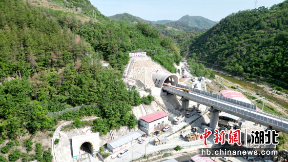 图为园岭隧道外景。