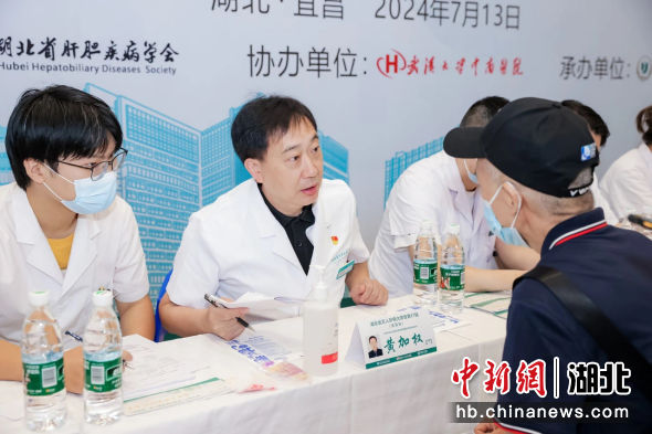 华中科技大学同济医学院附属同济医院感染科主任医师黄加权教授正在询问市民情况。