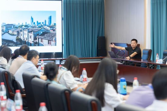 武汉纺织大学经济学院副院长、教授李正旺在分论坛上发言。 江汉大学供图