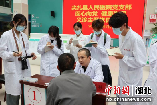 梁科医生带领队员义诊。 王梓桐 摄