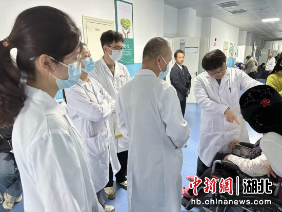 范元腾医生带领队员查房。 王梓桐 摄