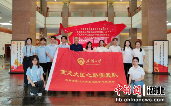 实践队合影。 戚欣维 摄