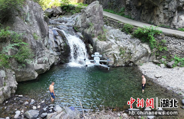 警用无人机对野泳嬉水人员进行喊话提醒。