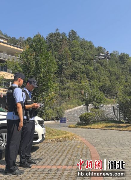 城关派出所民警操作警用无人机开展河道巡查。