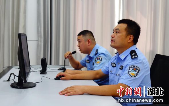 民警对进入危险水域群众进行喊话提醒。