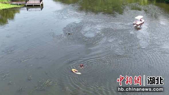 特巡警大队利用警用无人机参与防溺水演练。