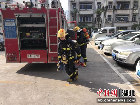 消防员对老旧小区开展熟悉演练。邓承义 摄
