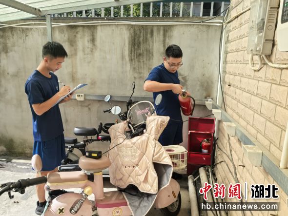 消防员检查老旧小区电动车充电棚。邓承义 摄