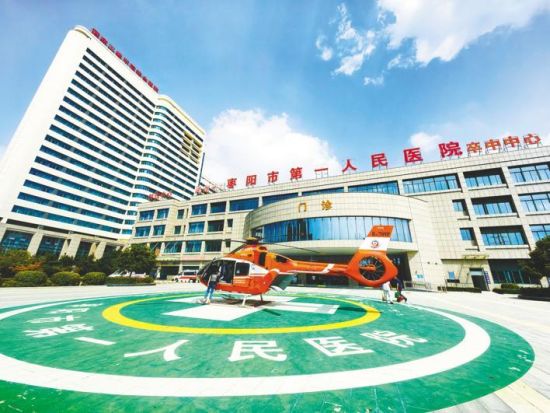 9月4日，一架紧急救援直升机在枣阳市第一人民医院运送心脏病患者。该院先后与省人民医院、武汉亚洲心脏病医院等多家医疗机构签署了《空中救援医疗协作协议》，开通空中120为生命救治飞速护航。(湖北日报全媒记者 田悦 通讯员 陈琳琳 摄)