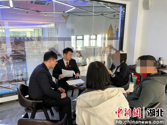 执行干警前往被执行人营业场所实地调查，督促其主动履行。 汉阳法院供图