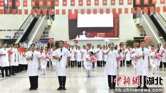 高唱《歌唱祖国》。