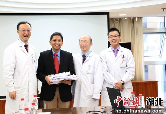 印尼进修学员与亚心医院医务人员合影。