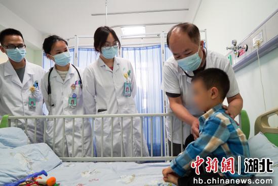 武汉儿童医院陈和斌主任医师正在为孩子检查身体。郭林 摄 