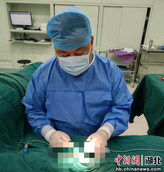 医生为患者进行手术。